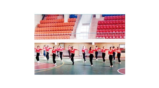 風雨操場內(nèi)的健美操演練