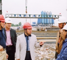       圖為學(xué)院畢業(yè)生韋世國副局長（左一）、學(xué)院畢業(yè)生九泰公司 總經(jīng)理關(guān)和平（中）在施工現(xiàn)場