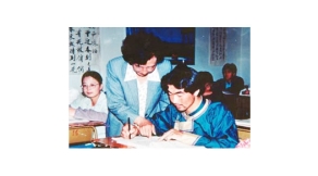 教師為見義勇為的蒙族青年額爾敦.朝格輔導(dǎo)功課